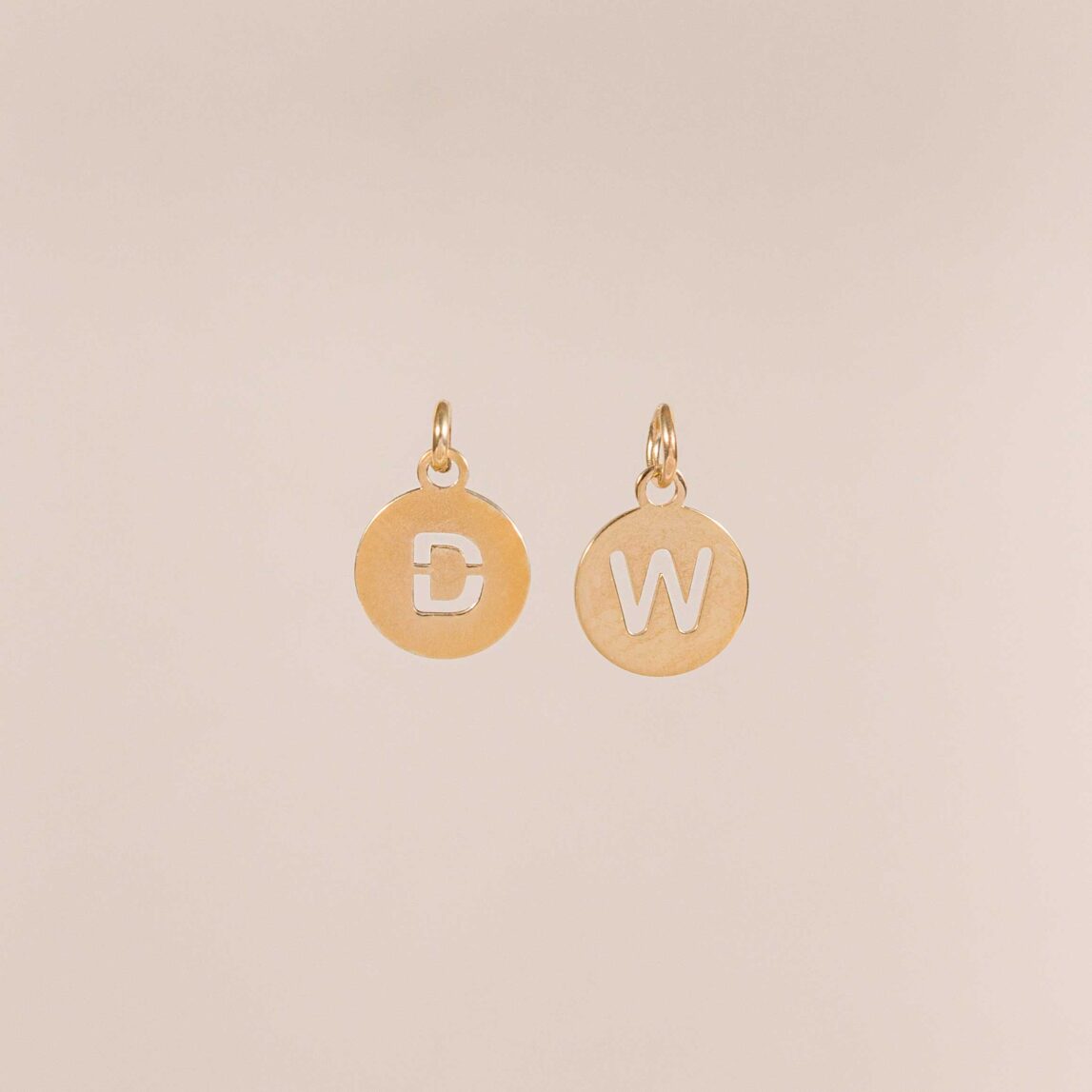 Chapas de Iniciales Doradas / Letras DW