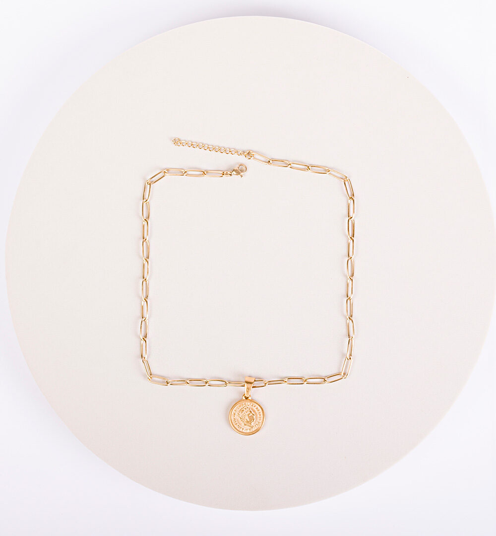 El Collar Moneda Isabelina DW, un básico que no querrás quitarte ni un solo segundo. Lleva un medallón inspirado en la Reina Isabel .