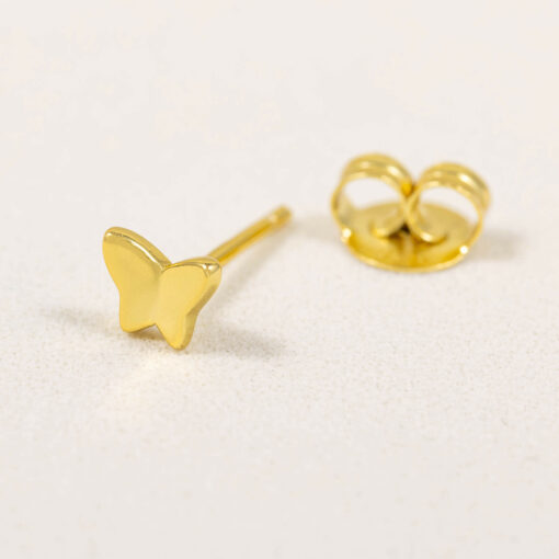 Si eres fan de las joyas con significados y personalidad, nuestro Mini Pendiente Mariposa Lisa será tu elegido. Combínalo con nuestros minis.
