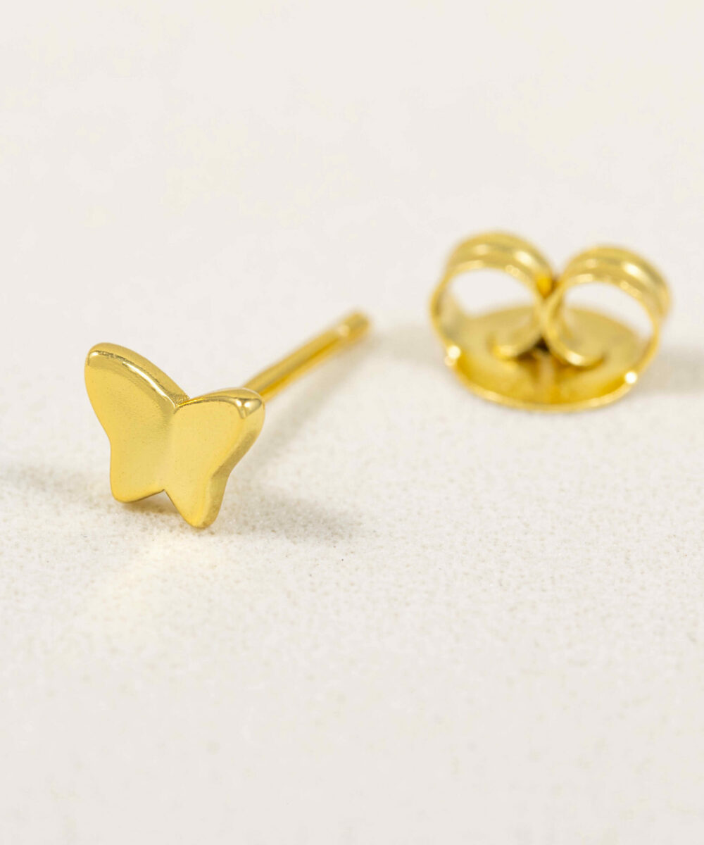 Si eres fan de las joyas con significados y personalidad, nuestro Mini Pendiente Mariposa Lisa será tu elegido. Combínalo con nuestros minis.