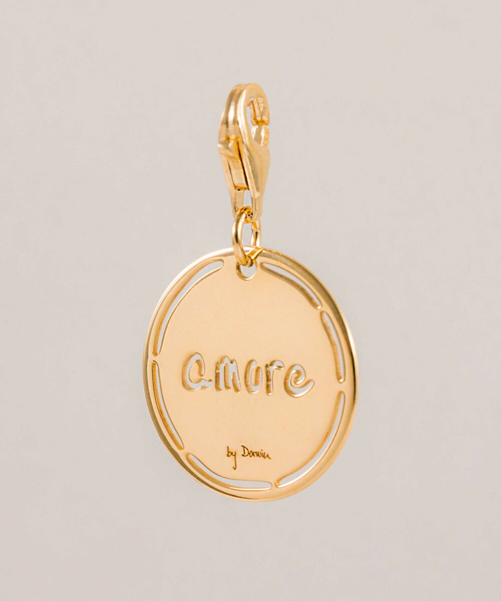 Te presento el Charm Amore, ¡la última joya en unirse a nuestra colección de charms! Y déjame decirte que es una auténtica belleza.