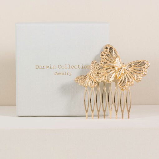 La colección de flamenca 2023 en Darwin Collection viene pisando fuerte, nuestro peinecillo dos mariposas en color dorado es un complemento fundamental en tu look de flamenca.