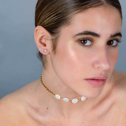 No dejes escapar la joya de la temporada, los mini pendientes perla son la tendencia viral que no pararás de ver. Unos pendientes de perla blanca cultivada que está disponible en distintos tamaños para que puedas elegir la que más se adapte a ti.