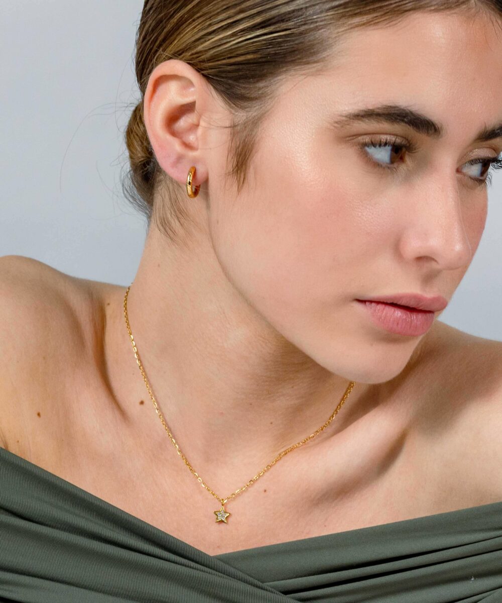 La cadena estrella Ziggy es una cadena fina en color dorada con un charm de estrella con circonitas blancas incrustadas, una joya de mujer perfecta.
