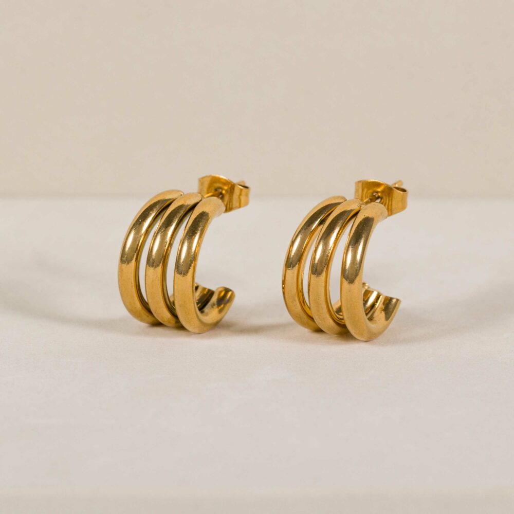 Los pendientes Triple Aro Rise son un complemento todo terreno, unos aros triple mediano que serán el must have de la primavera.