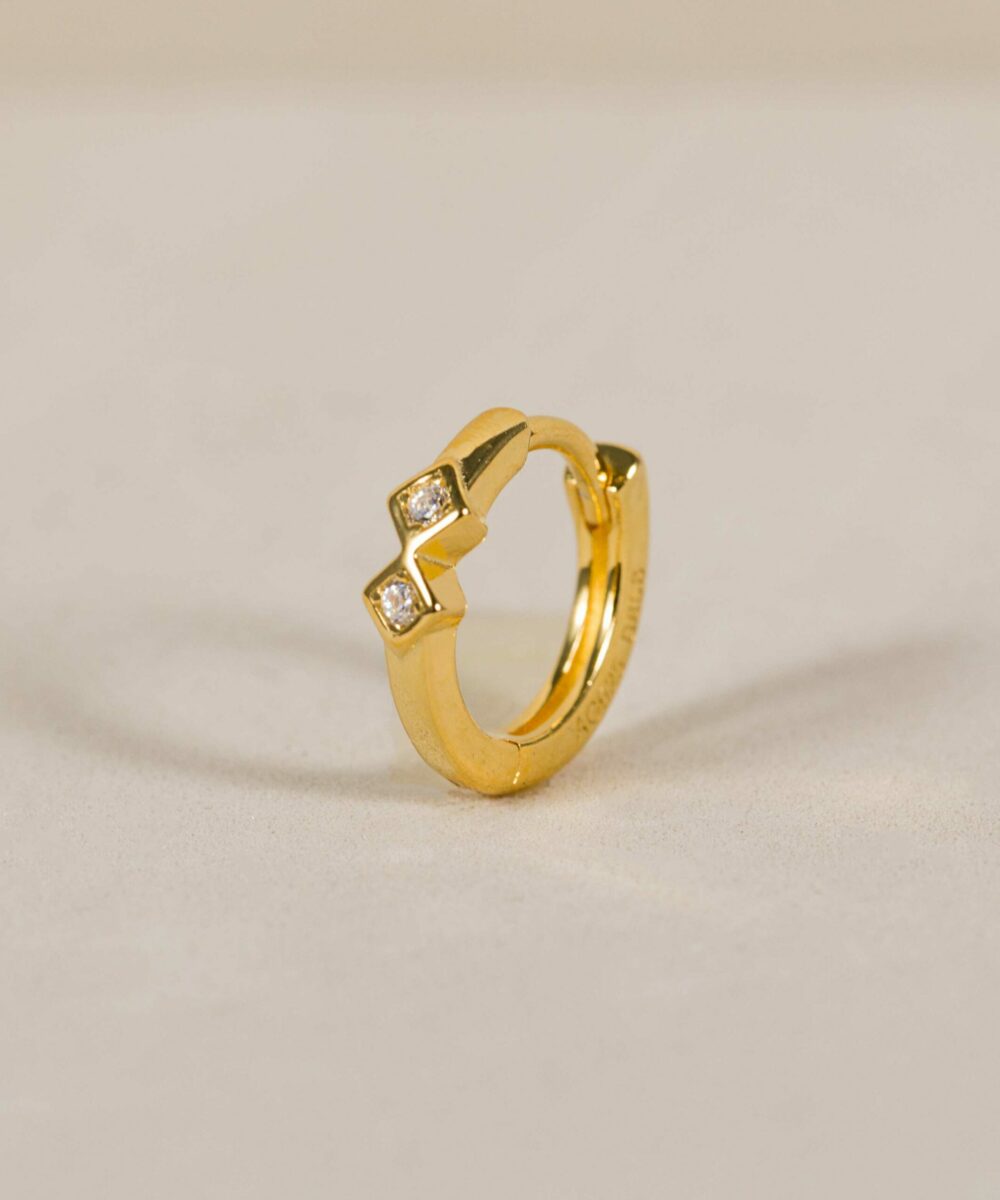 El mini aro Sofía es uno de los piercing de oreja más vendido de Darwin Collection, un aro pequeño de oro con circonitas blanca perfecto para tus piercings.