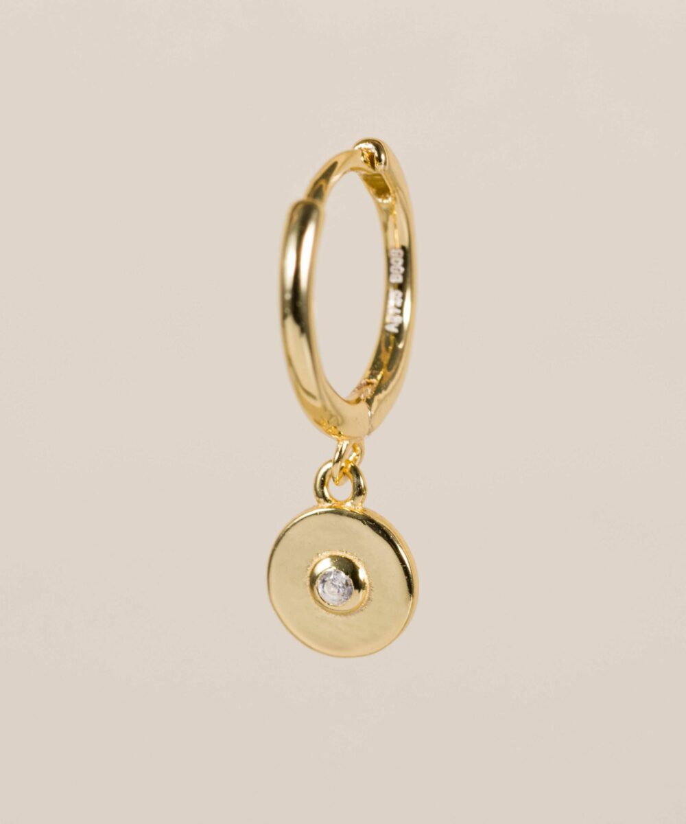 El mini aro círculo brillante es un piercing de oreja perfecto para combinarlo con pendientes dorados, un aro pequeño dorado que te dará luz al rostro.
