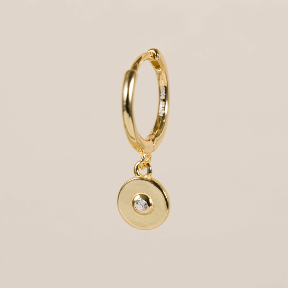 El mini aro círculo brillante es un piercing de oreja perfecto para combinarlo con pendientes dorados, un aro pequeño dorado que te dará luz al rostro.
