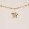 La cadena estrella Ziggy es una cadena fina en color dorada con un charm de estrella con circonitas blancas incrustadas, una joya de mujer perfecta.