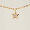 La cadena estrella Ziggy es una cadena fina en color dorada con un charm de estrella con circonitas blancas incrustadas, una joya de mujer perfecta.