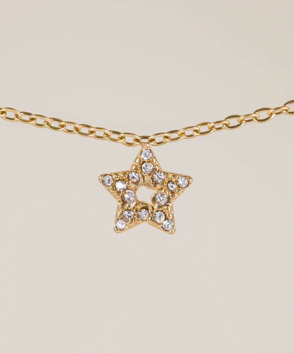 La cadena Estrella prince es una cadena de estrella llena de circonitas blancas que es perfecta para dar luz a tu rostro. Una cadena versátil y especial.