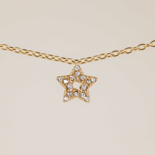 La cadena Estrella prince es una cadena de estrella llena de circonitas blancas que es perfecta para dar luz a tu rostro. Una cadena versátil y especial.