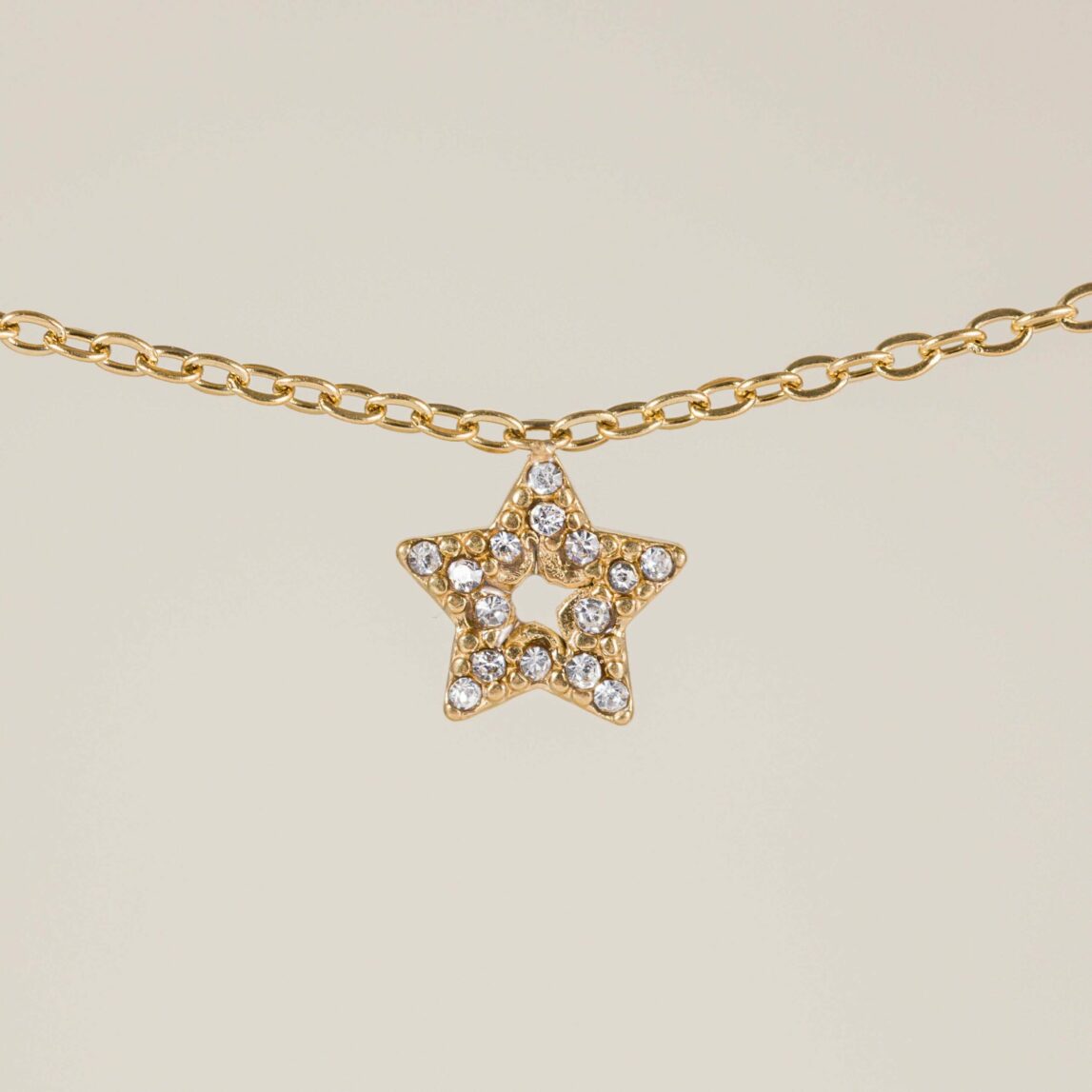 La cadena Estrella prince es una cadena de estrella llena de circonitas blancas que es perfecta para dar luz a tu rostro. Una cadena versátil y especial.