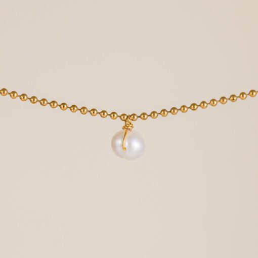 La Gargantilla Perla Dulcinea es una cadena semi rígida con una perla natural colgante en el centro de la misma, una joya de mujer perfecta para regalarte.