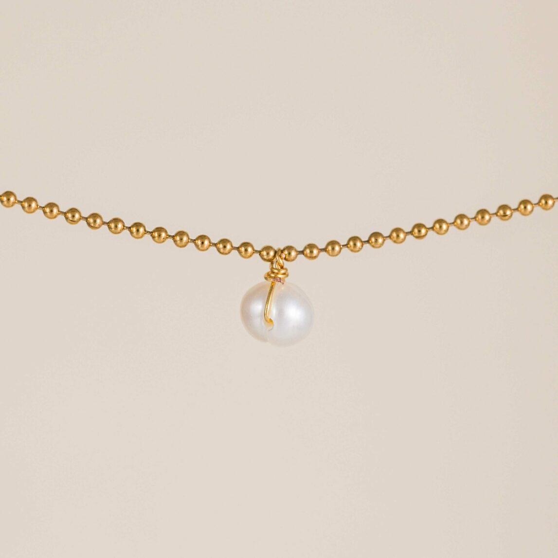 La Gargantilla Perla Dulcinea es una cadena semi rígida con una perla natural colgante en el centro de la misma, una joya de mujer perfecta para regalarte.