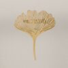 El broche flor dorado es un complemento que no puede faltar para completar tus looks, puedes llevarlo con tu pañuelo favorito o tu mantoncillo de flamenca.