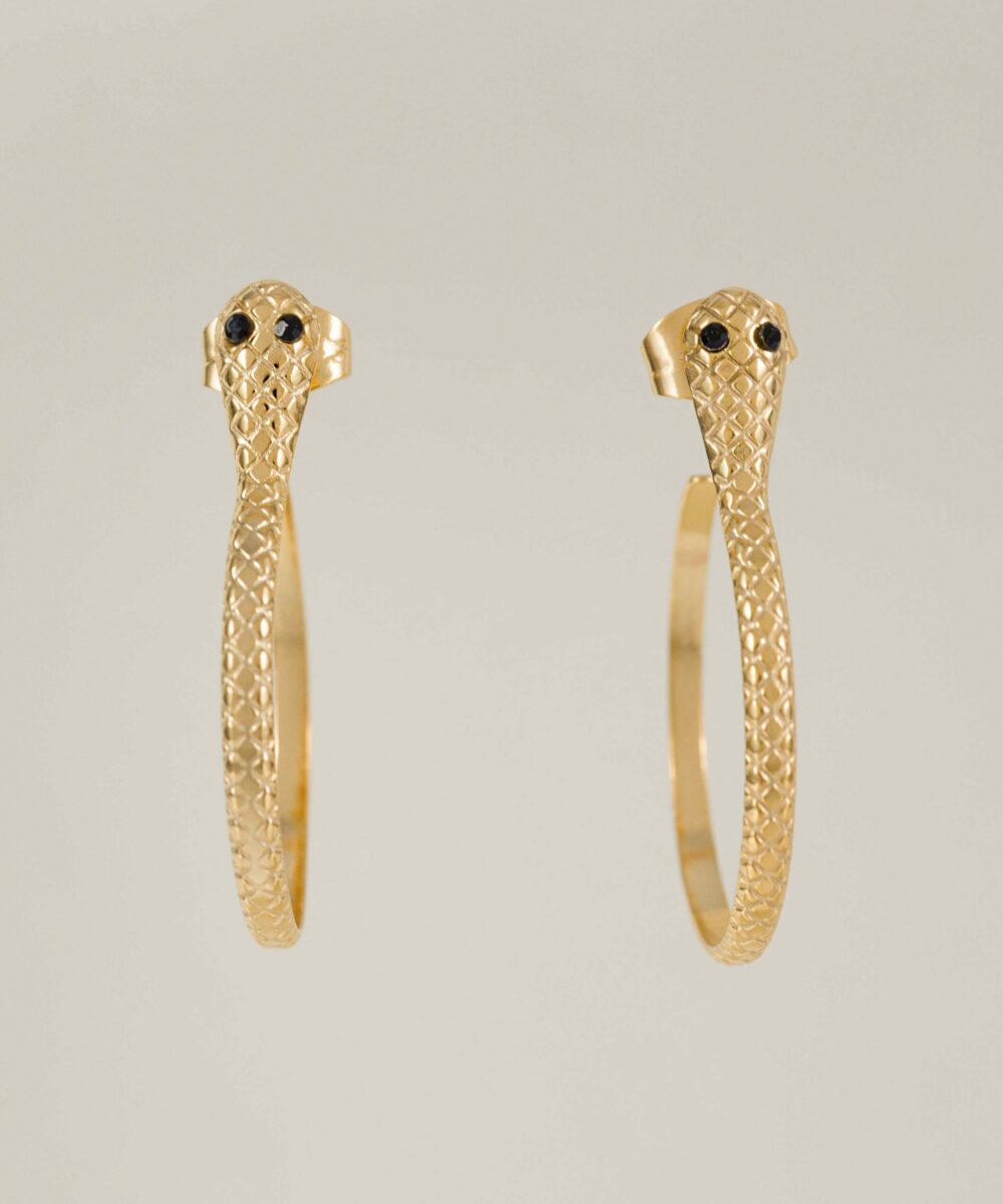 Los pendientes aro serpiente son el must have de la temporada, unos pendientes con forma de serpiente en oro que no pesan y no pasarán de moda.