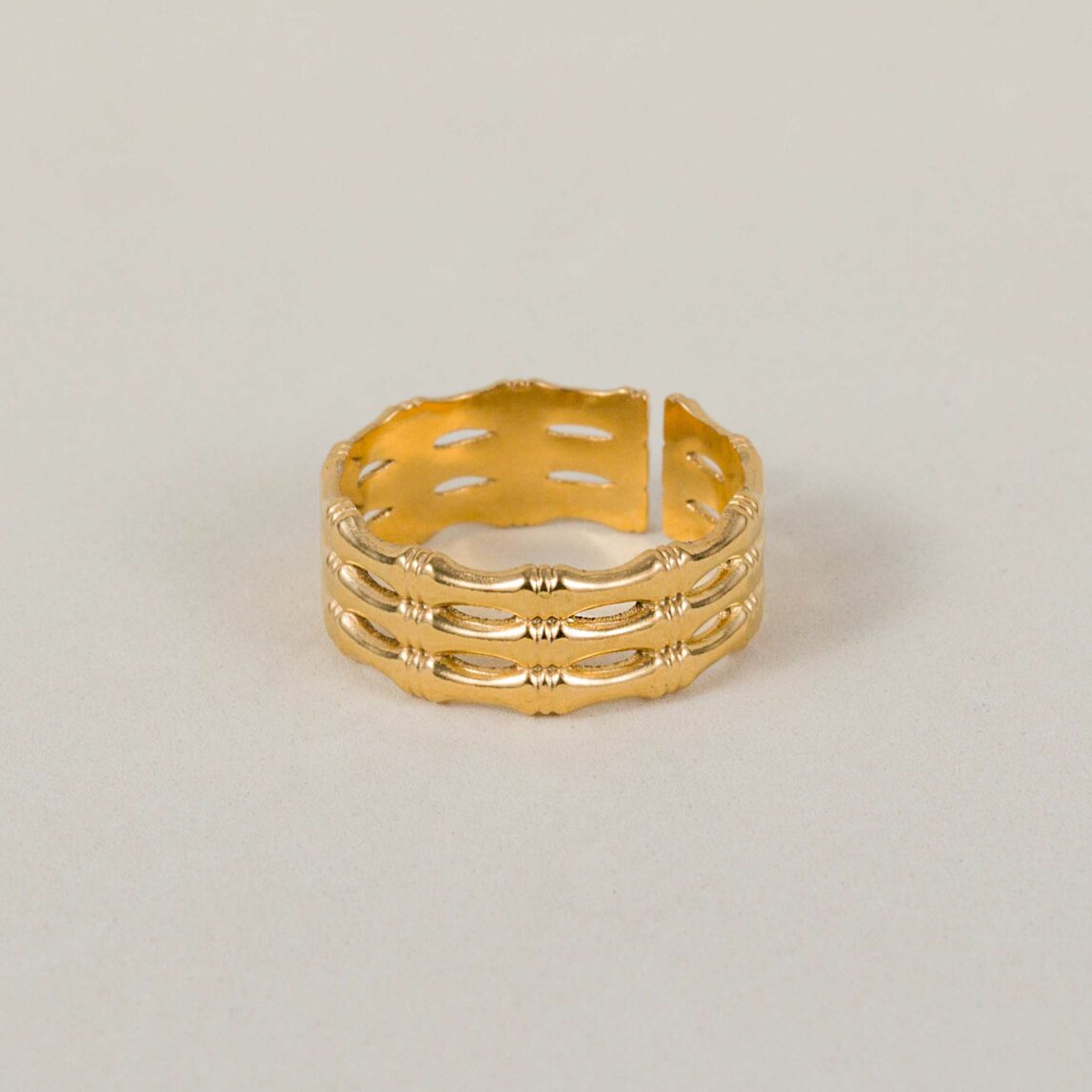 El anillo triple bambú es perfecto para ti que eres amante de las joyas clásicas y atemporales. Este anillo dorado ajustable es el best seller de la temporada