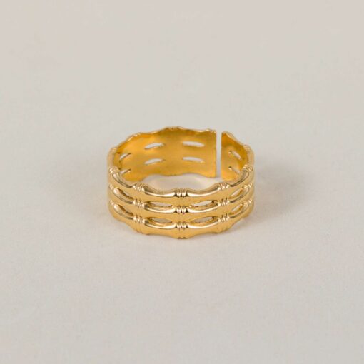El anillo triple bambú es perfecto para ti que eres amante de las joyas clásicas y atemporales. Este anillo dorado ajustable es el best seller de la temporada