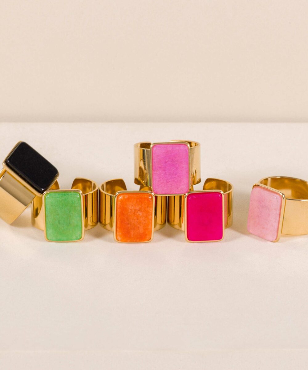 El Anillo órbita de Darwin Collection es un anillo ajustable de piedra de colores perfecto para la primavera.