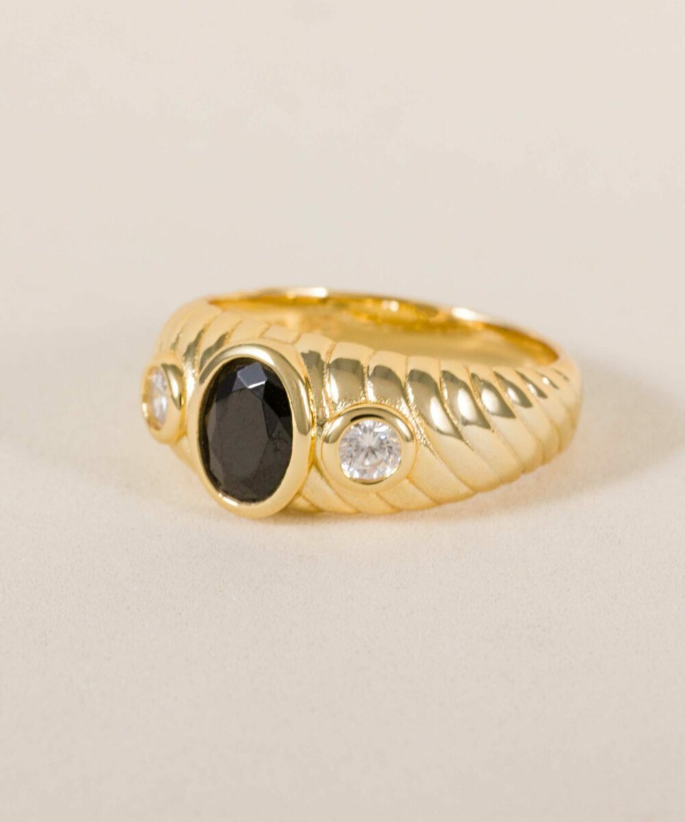 El anillo de oro Harry es el complemento que querrás tener esta primavera, un anillo de oro de corte clásico y atemporal que no te fallará