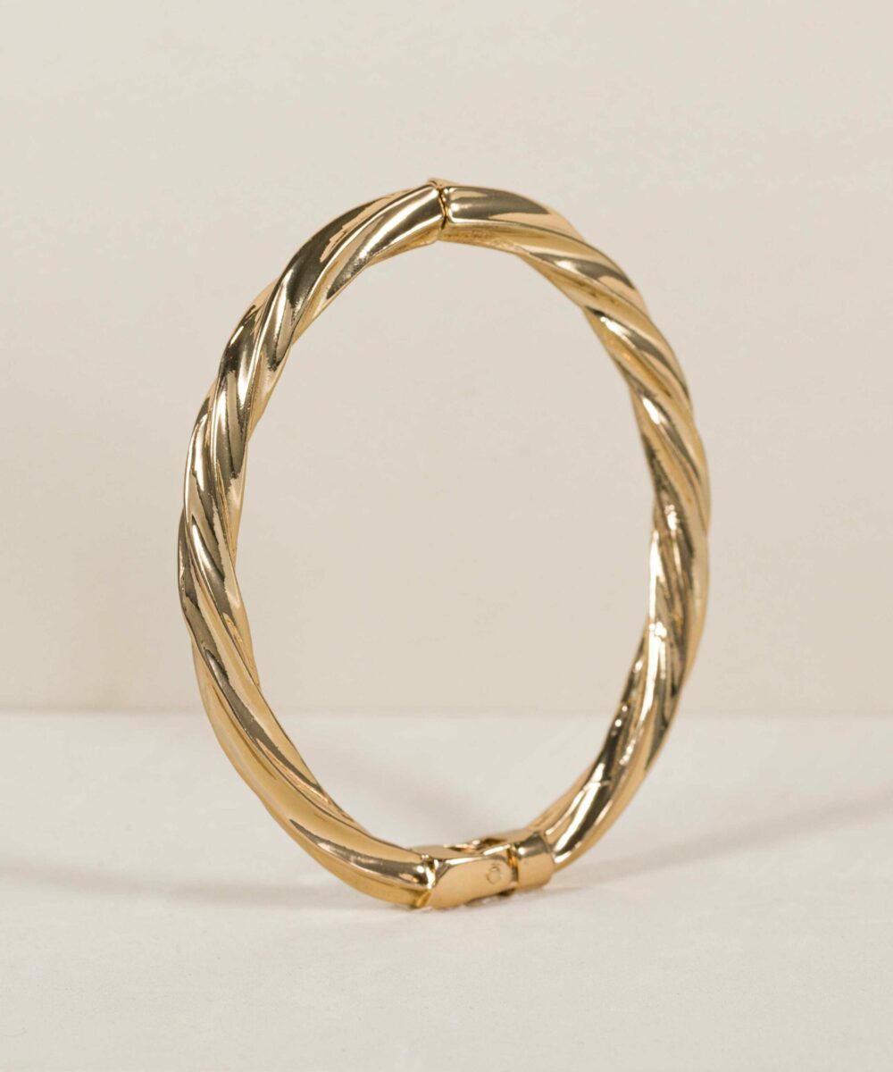 El brazalete dorado trenzado de Darwin Collection es una pulsera rígida trenzada en color dorado con cierre de bisagra, perfecto para colocártelo de manera fácil y rápida.