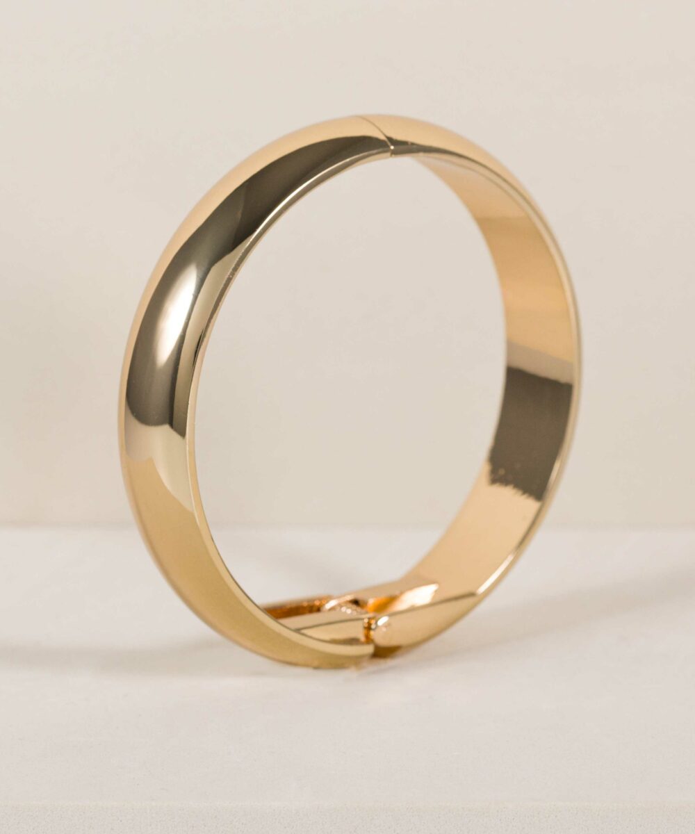 El brazalete dorado memora es una pulsera rígida, ancha y curva con un estilo clásico y atemporal que te resaltara