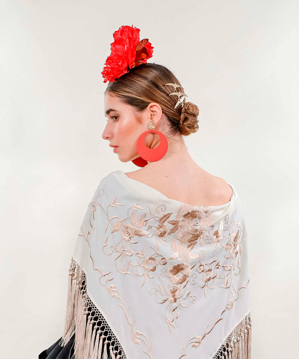 Nuestros pendientes aro flamenca son el complemento de feria que estás buscado, completa tu look flamenco con nuestros pendientes de feria Darwin Collection.