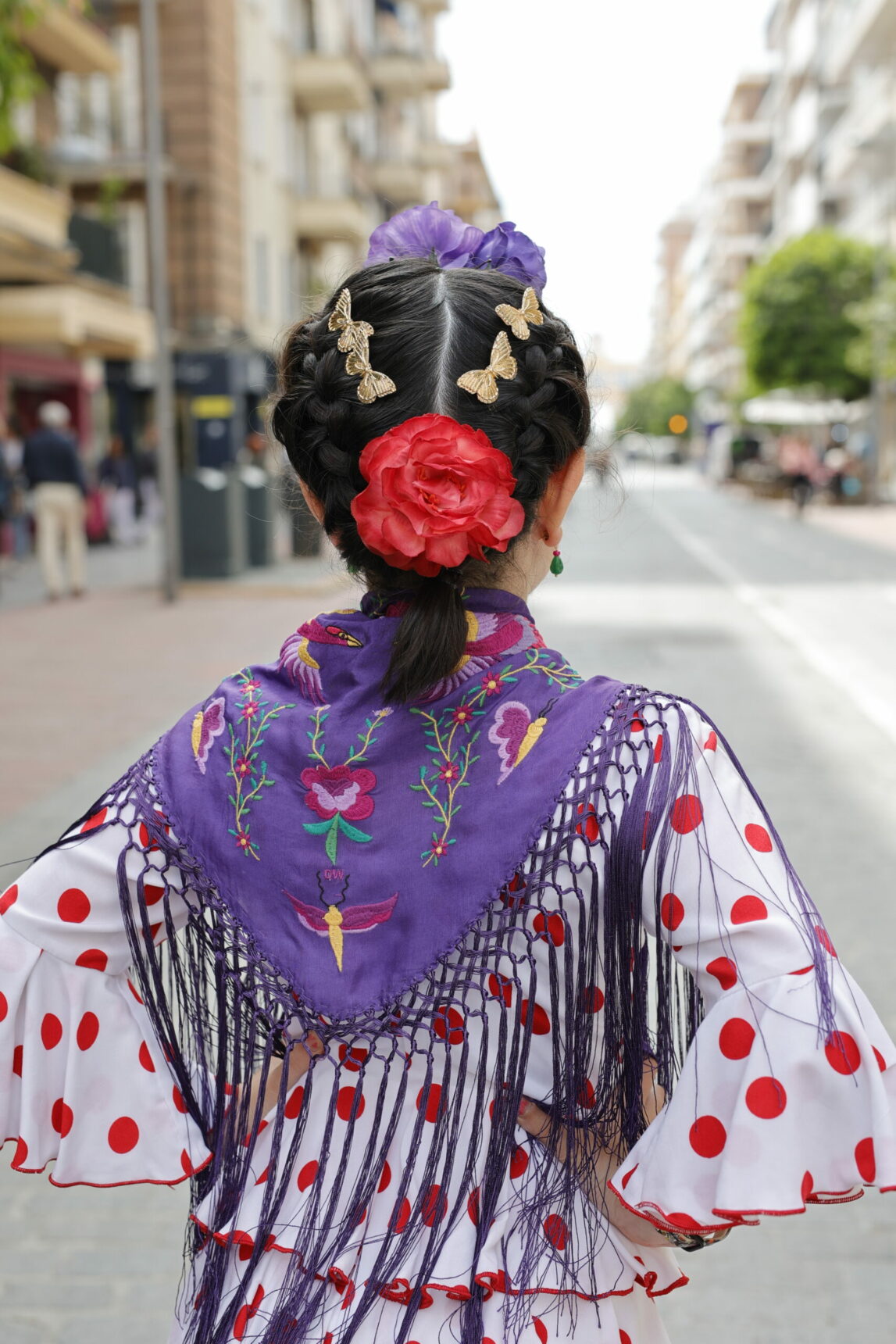 Mantoncillo flamenca de niña en color morado bordado en colores y flecado a mano, el complemento de flamenca ideal para las más pequeñas de casa.