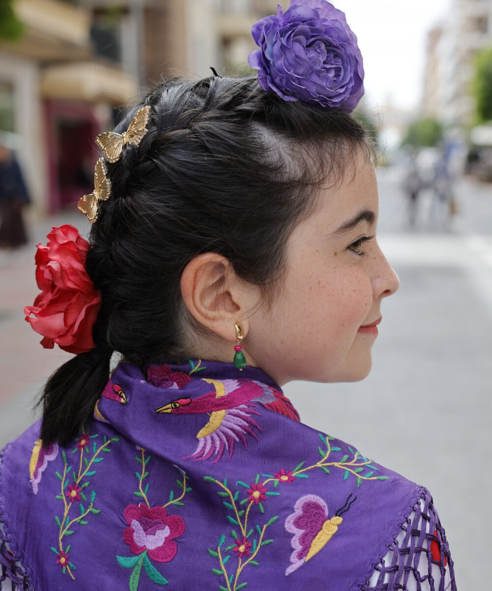 Mantoncillo flamenca de niña en color morado bordado en colores y flecado a mano, el complemento de flamenca ideal para las más pequeñas de casa.