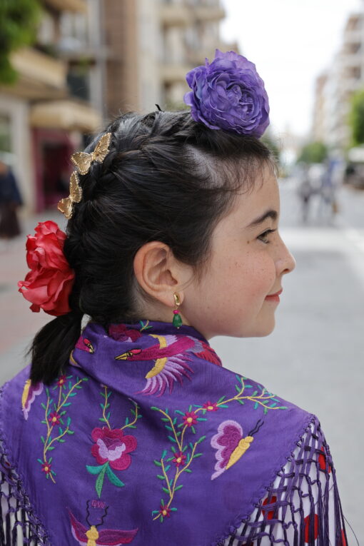 Mantoncillo flamenca de niña en color morado bordado en colores y flecado a mano, el complemento de flamenca ideal para las más pequeñas de casa.