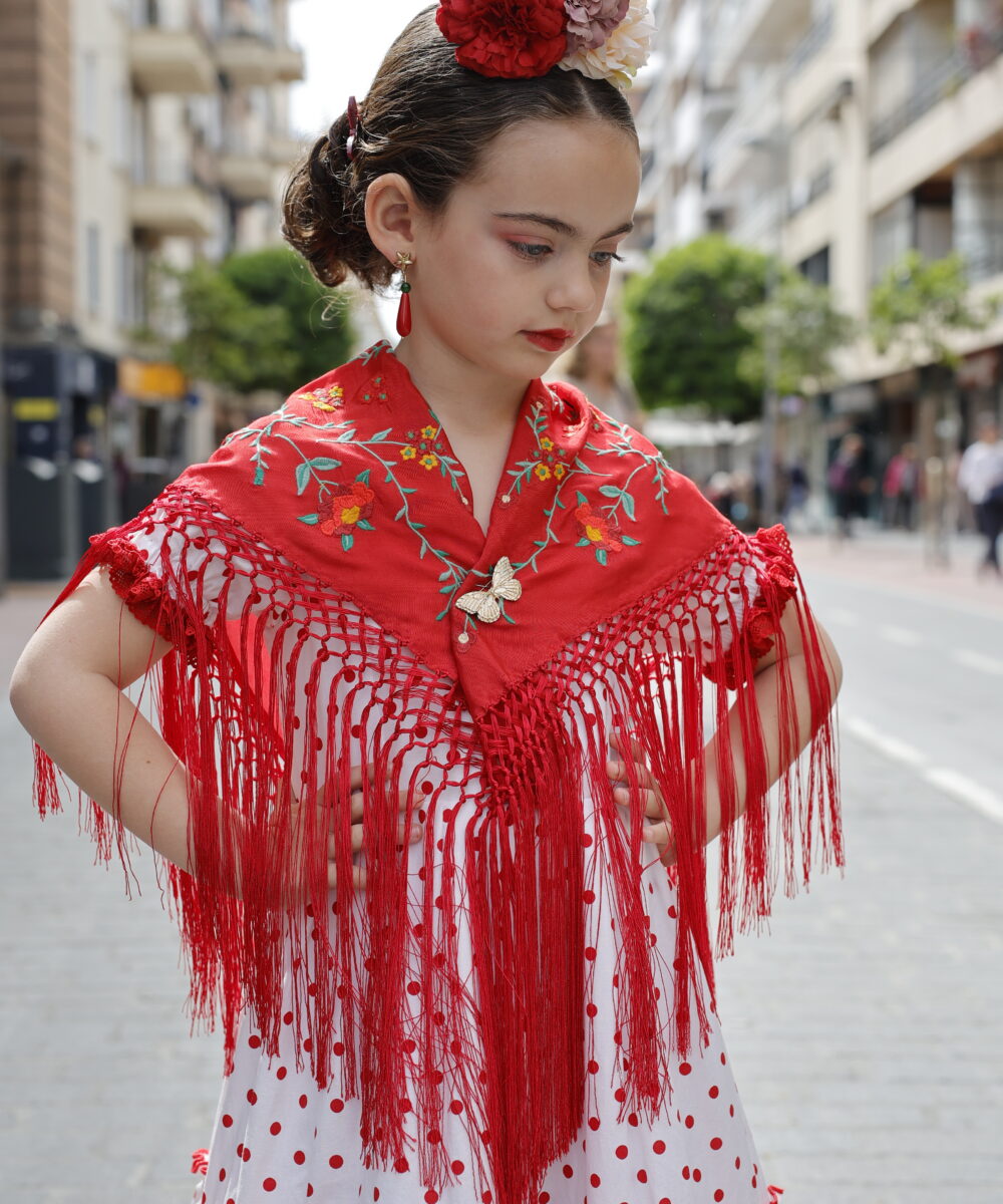 Mantoncillo flamenca de niña en color rojo bordado en varios colores y flecado a mano, el complemento de flamenca ideal para las más pequeñas de casa.