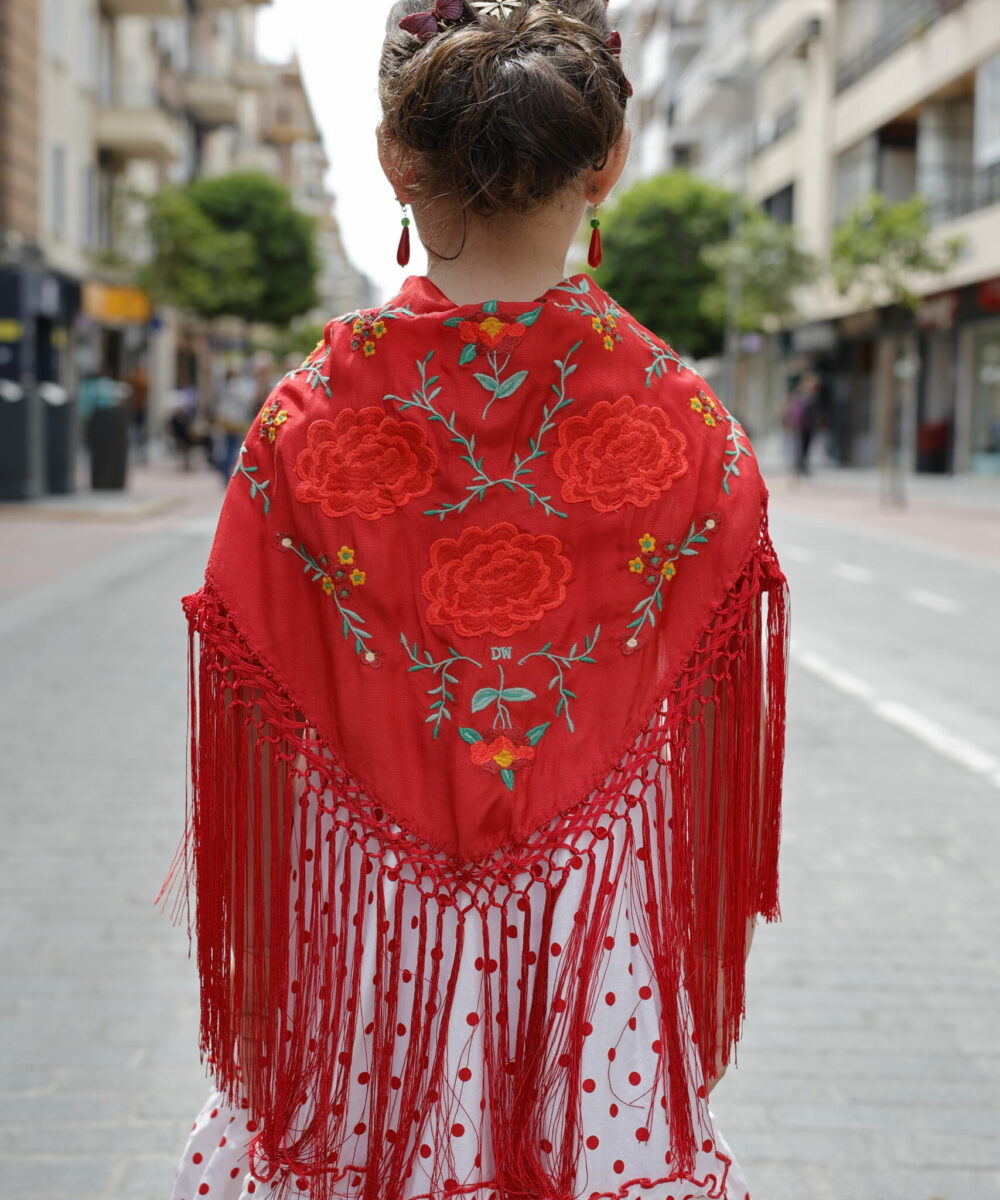 Mantoncillo flamenca de niña en color rojo con bordado de flores y flecado a mano, el complemento de flamenca ideal para las más pequeñas de casa.