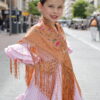 Este mantoncillo de flamenca de niña es un diseño exclusivo de Darwin Collection, un mantoncon alegre perfecto para la más peque de la casa.