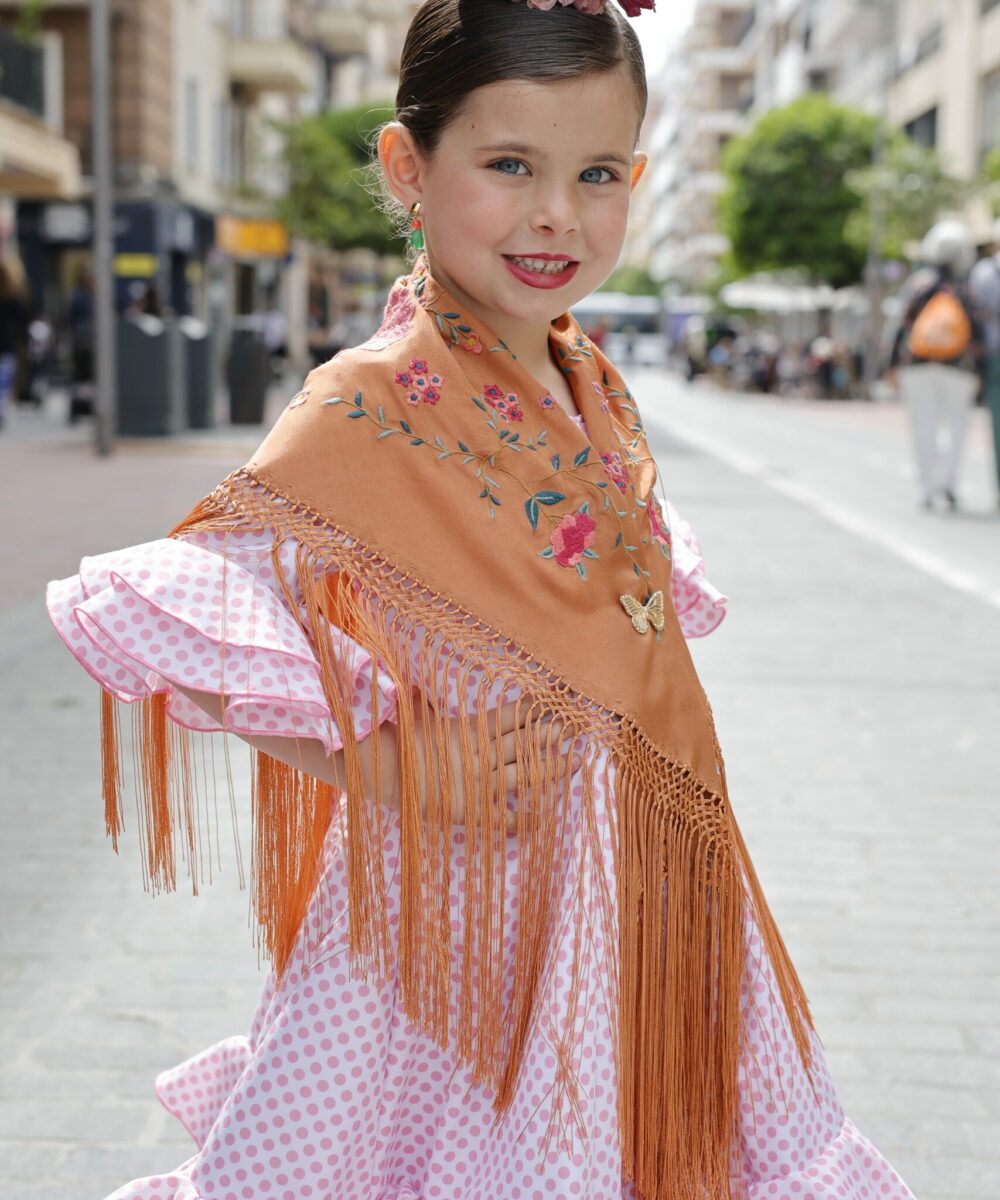 Este mantoncillo de flamenca de niña caldera es un diseño exclusivo de Darwin Collection, un mantoncon alegre perfecto para la más peque de la casa.