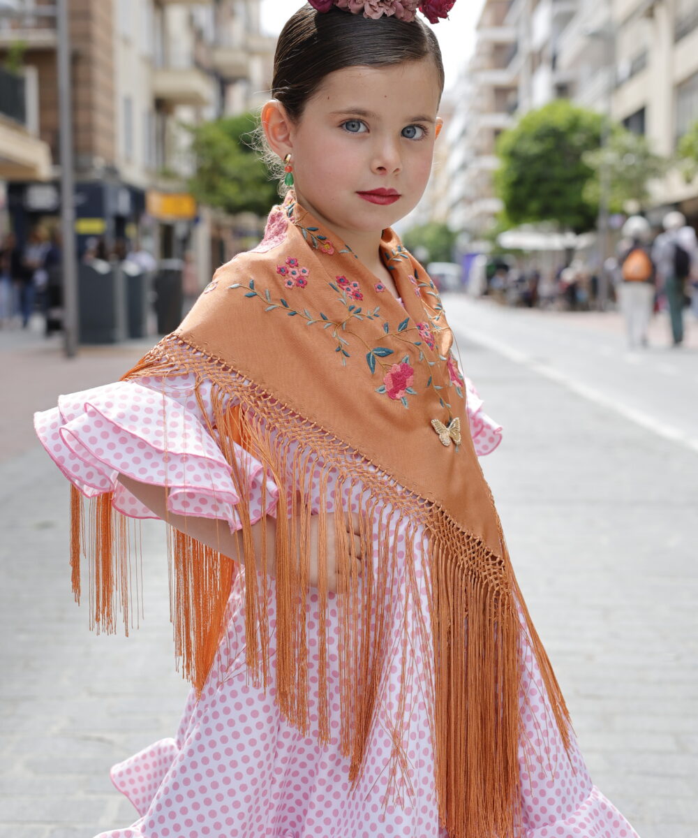 Este mantoncillo de flamenca de niña es un diseño exclusivo de Darwin Collection, un mantoncon alegre perfecto para la más peque de la casa.