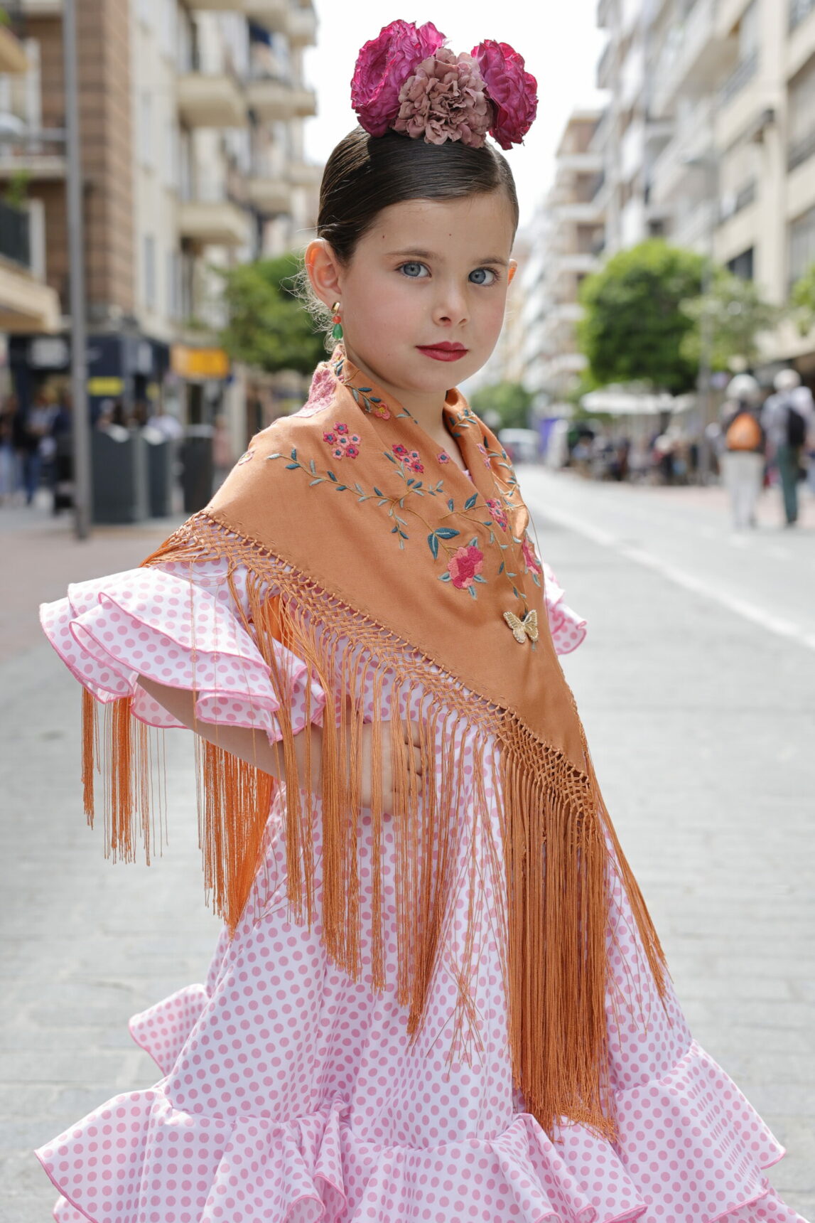 Este mantoncillo de flamenca de niña es un diseño exclusivo de Darwin Collection, un mantoncon alegre perfecto para la más peque de la casa.