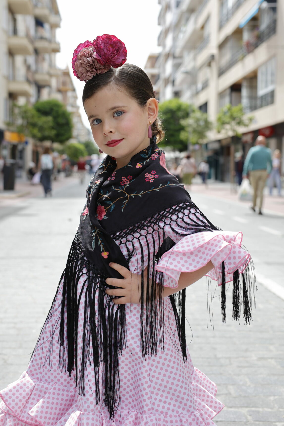 Las más pequeñas de la casa pueden lucir nuestros mantoncillo de flamenca niña con todos sus trajes de flamenca.