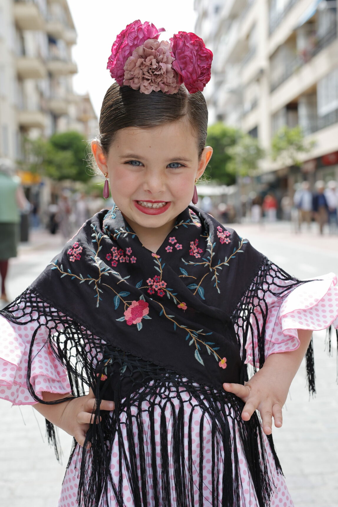 Las más pequeñas de la casa pueden lucir nuestros mantoncillo de flamenca niña con todos sus trajes de flamenca.