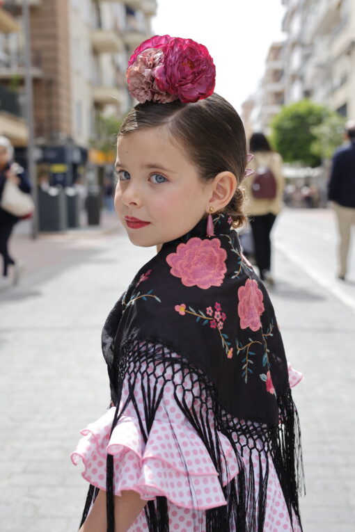 Las más pequeñas de la casa pueden lucir nuestros mantoncillo de flamenca niña con todos sus trajes de flamenca.