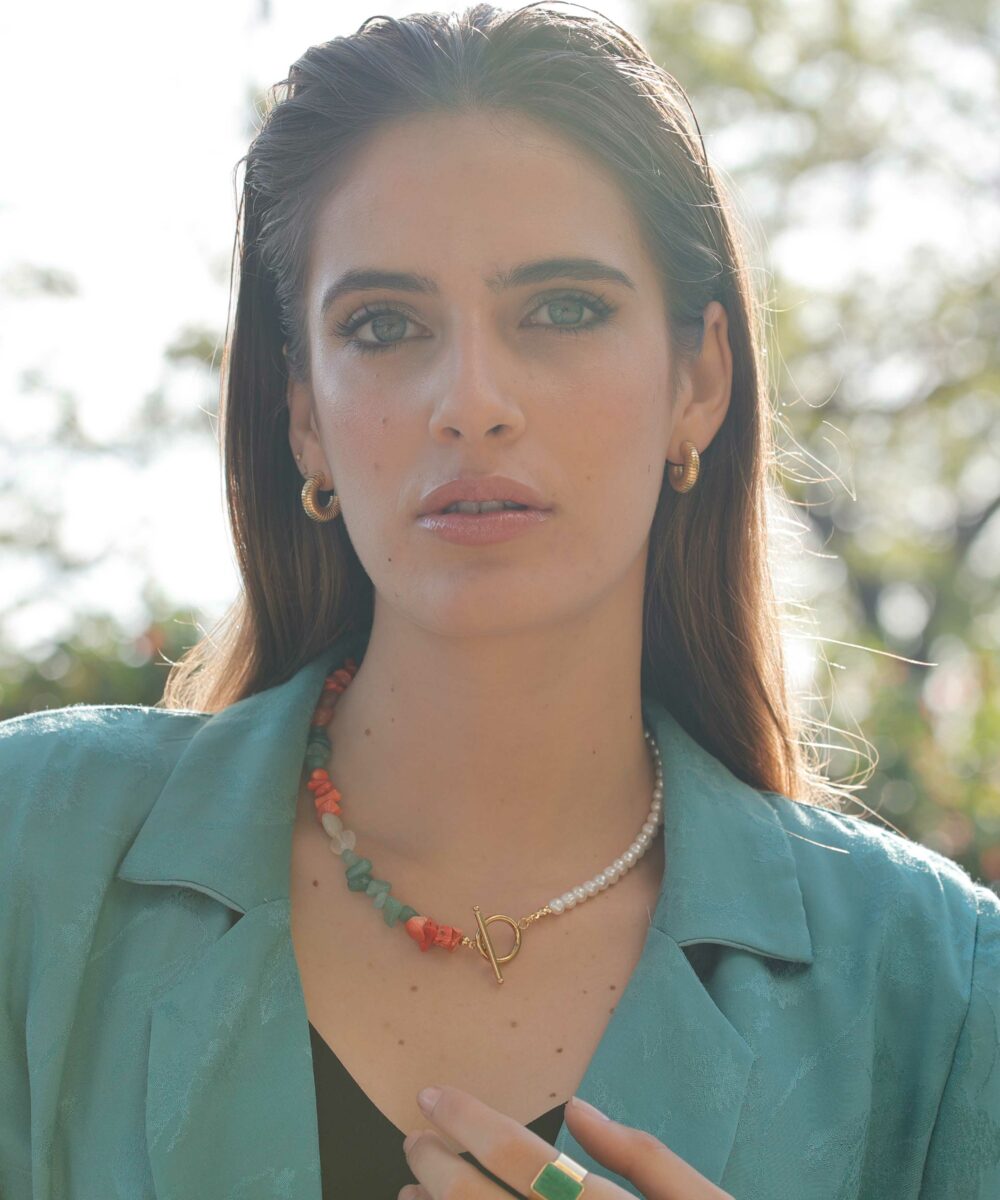 La cadena Camille es un diseño exclusivo de Darwin Collection, una cadena mixta que combina piedras naturales, raid de coral y perlas cultivadas de rio.