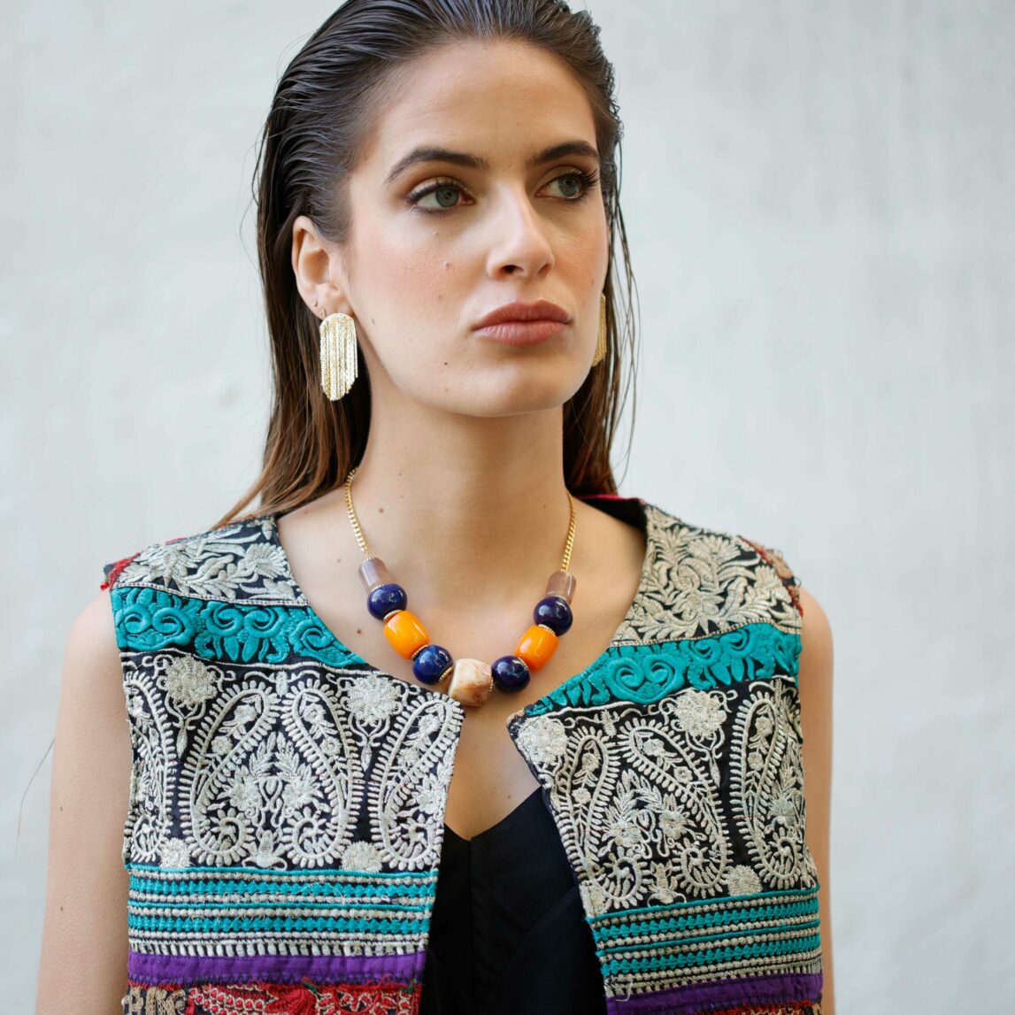 El collar piedras de colores Marrakech es un diseño Darwin collection perfecto para lucir este verano con tus looks más básicos o playeros. Una joya ideal para regalarte o regalar.
