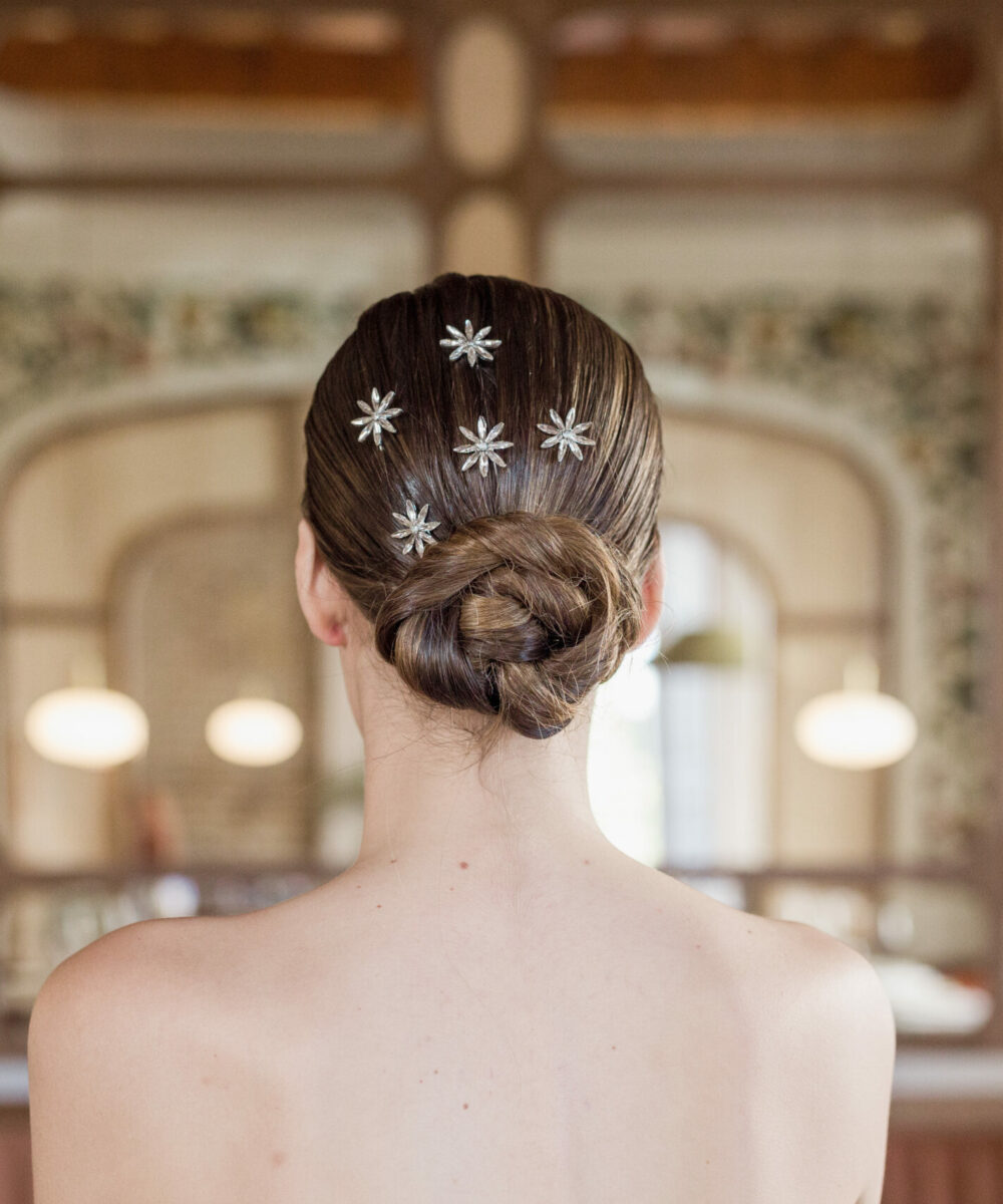 El Peinecillo Plateado Flor es el complemento perfecto para una novia en el día de su boda o para darle protagonismo a tu peinado. Son la mejor opción como tocado de novia.
