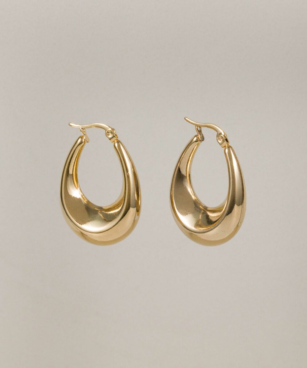Los pendientes aro gota wiki son unos pendientes dorados con forma alargada imitando a una feta de agua. Un complemento perfecto para las amantes de los pendientes en forma de argolla.