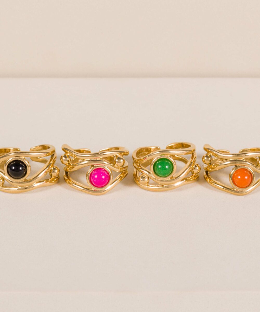 Nuestro anillo Thomas es el complemento que buscas, si estás buscando un anillo grande con piedra de colores hazte con nuestra joya ya.