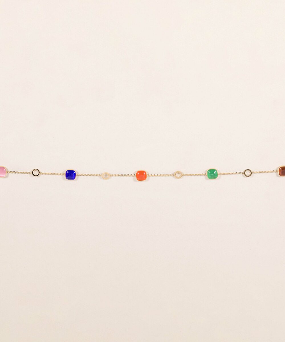 La cadena multicolor Nadia es una gargantilla con piedras naturales de diferentes colores.