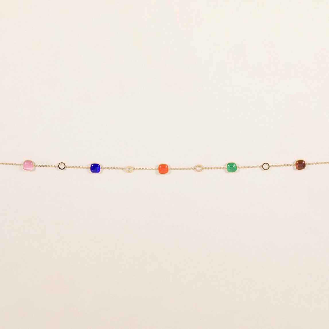 La cadena multicolor Nadia es una gargantilla con piedras naturales de diferentes colores.