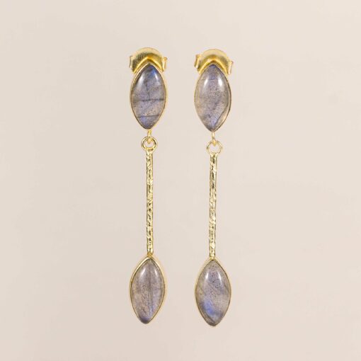 Los pendientes fiesta oro Aruba son una joya hecha en plata de ley 925 bañada en oro y con piedra natural en tono azul grisáceo. Perfectos para invitadas.