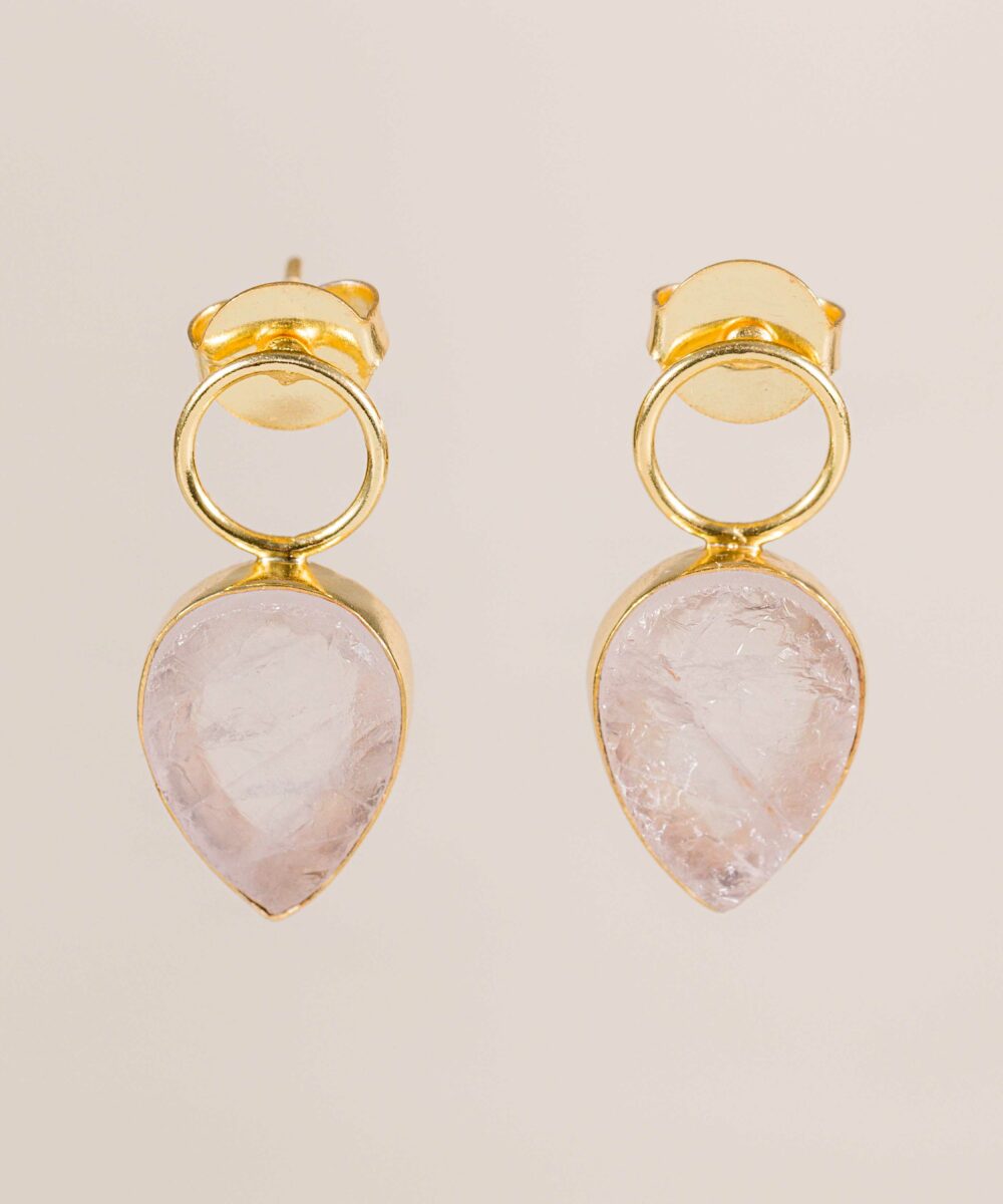 Los pendientes fiesta oro Alana son la joya perfecta para completar tu look de invitada perfecta. Un complemento pensado para acompañarte en tus eventos.