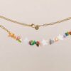 Atrévete a lucir un collar lleno de encanto y estilo. La Cadena Bali DW combina una sencilla cadena dorada con diferentes colores de piedra natural.